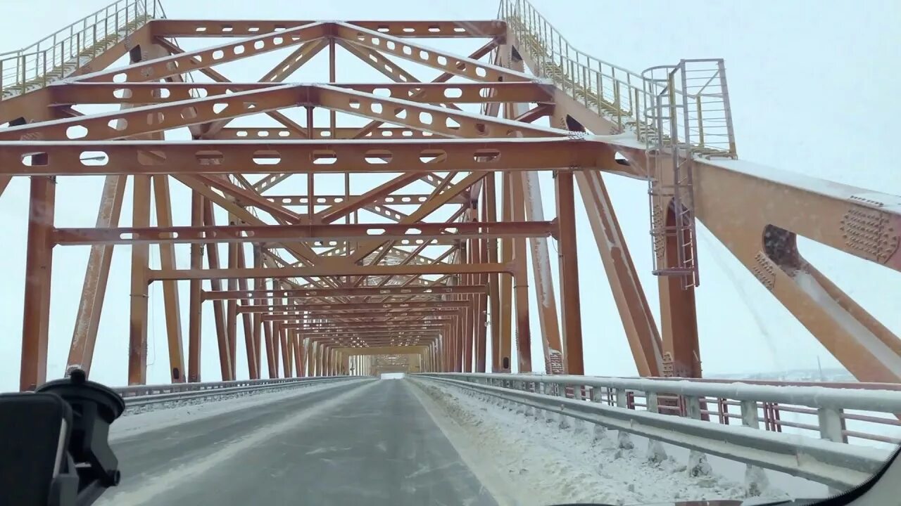 Ханты-Мансийск мост красный дракон. Мост красный дракон в Ханты-Мансийске зимой. Мост дракона Ханты Мансийск. Ханты-Мансийск мост через Иртыш.