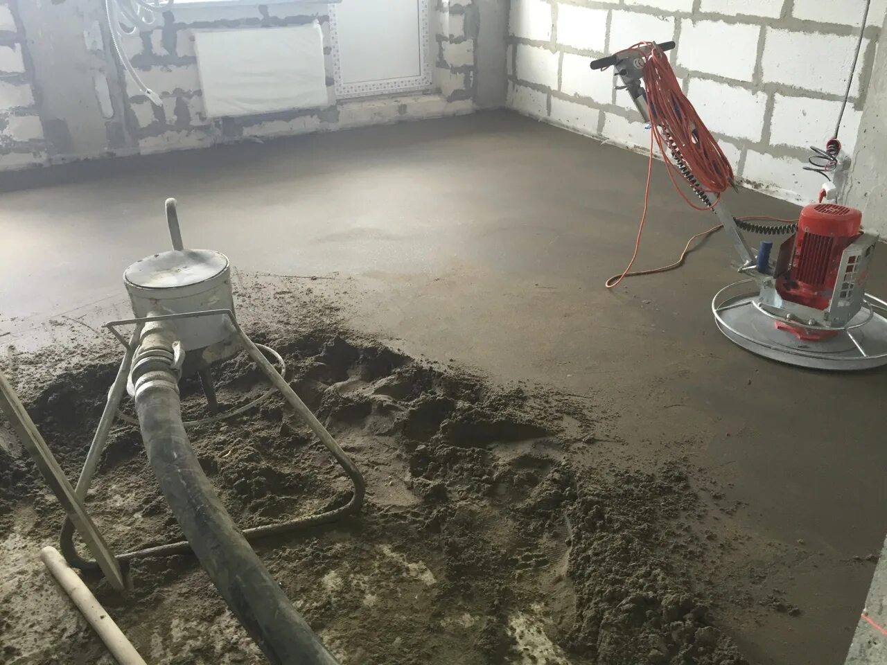 Механизированная полусухая стяжка пола. Стяжка механическая 80мм полусухая. Полусухая стяжка пола технология. Механизированная полусухая стяжка пола технология. Механизированная стяжка пола марка бетона.