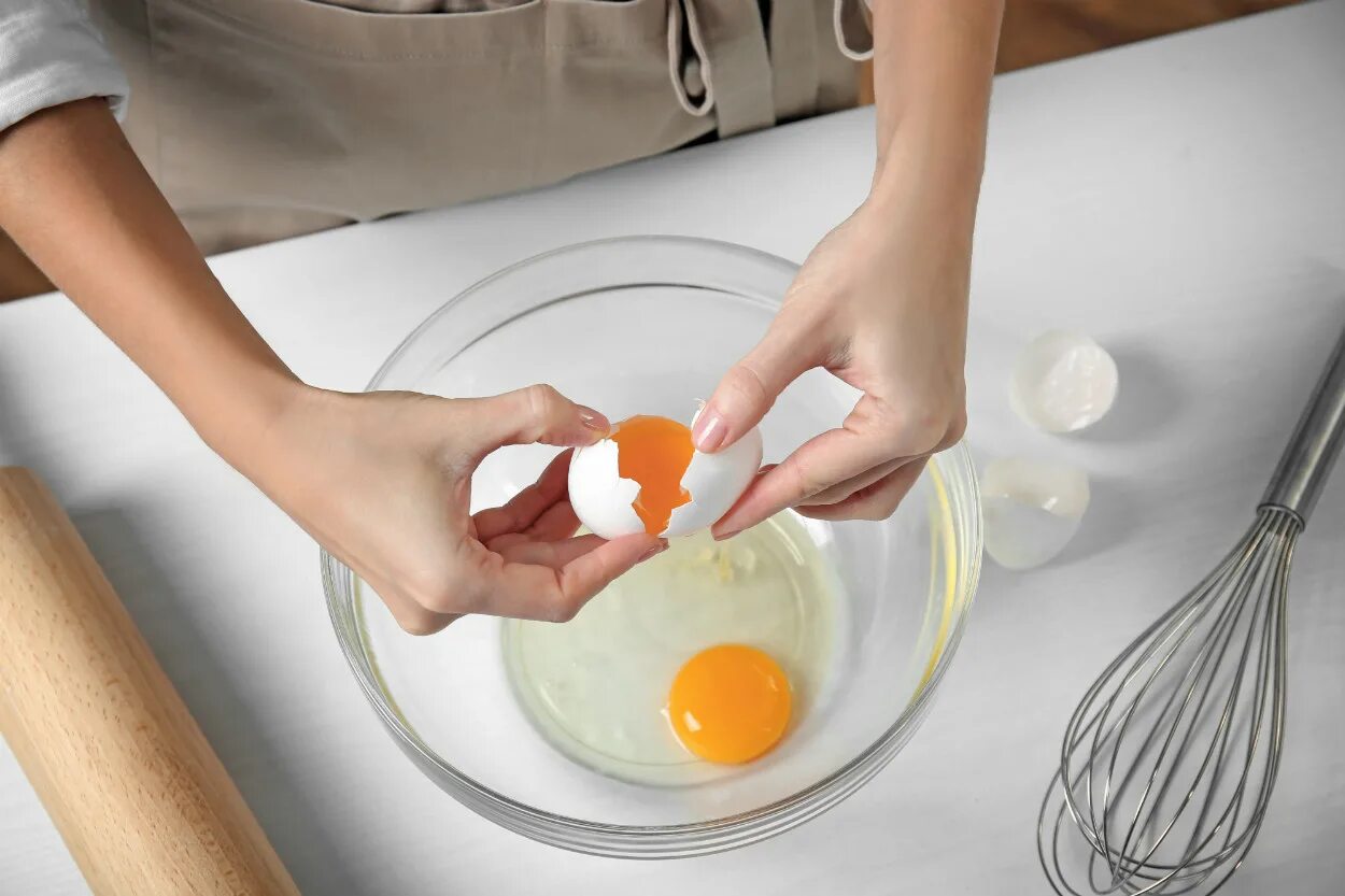 Разбить яйцо. Разбитое яйцо в тарелке. Яйца в миске. Разбить яйца в тарелку.
