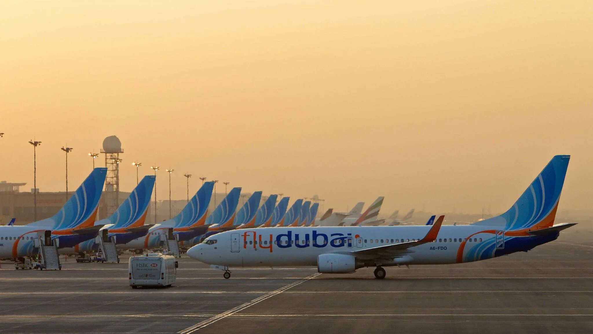 Авиабилеты купить flydubai. Авиакомпания Флайдубай. Самолет Флай Дубай самолет. ОАЭ самолет flydubai. Fly Emirates flydubai самолеты.