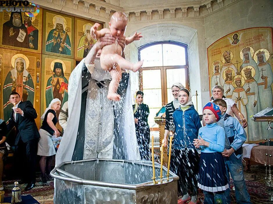 Церковь видео крещение. Крещение в церкви. Крещение в храме. Крестины фотосессия в церкви. Крещение детей в православной церкви.