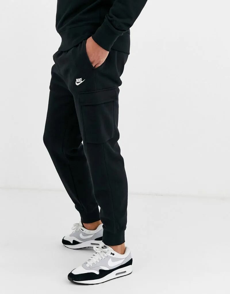 Черные штаны найк. Nike Club Cuffed Cargo Joggers in Black. Джоггеры карго Nike. Черные джоггеры Nike. Джоггеры найк мужские.