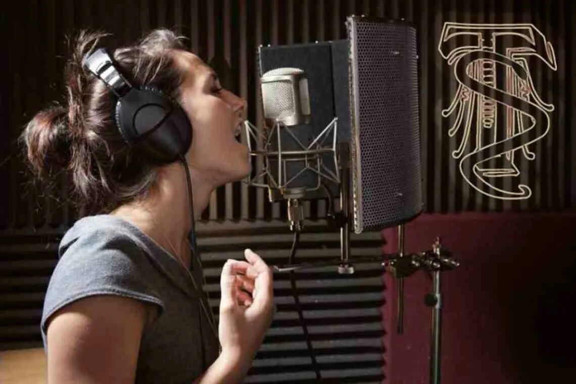 Бесплатные занятия вокалом. Девушка в студии звукозаписи. Девушка поет в студии. Девушка в звукозаписывающей студии. Девушка поет в студии звукозаписи.