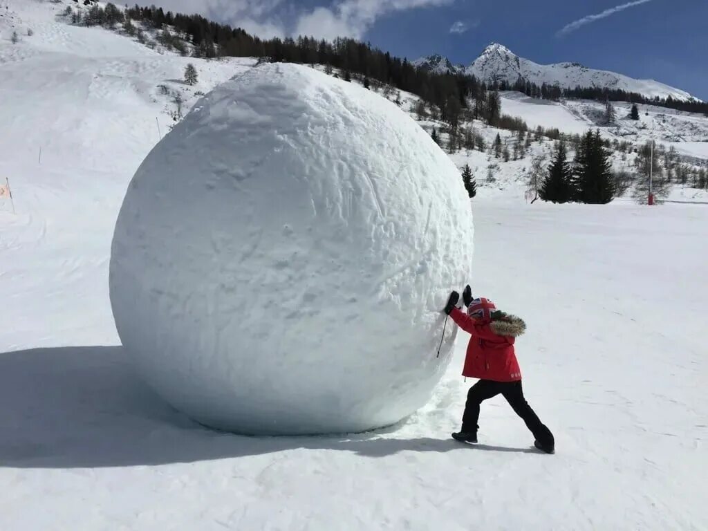 Самый большой сугроб. Шар из снега. Снежный комок. Шарик из снега. Огромный снежок.