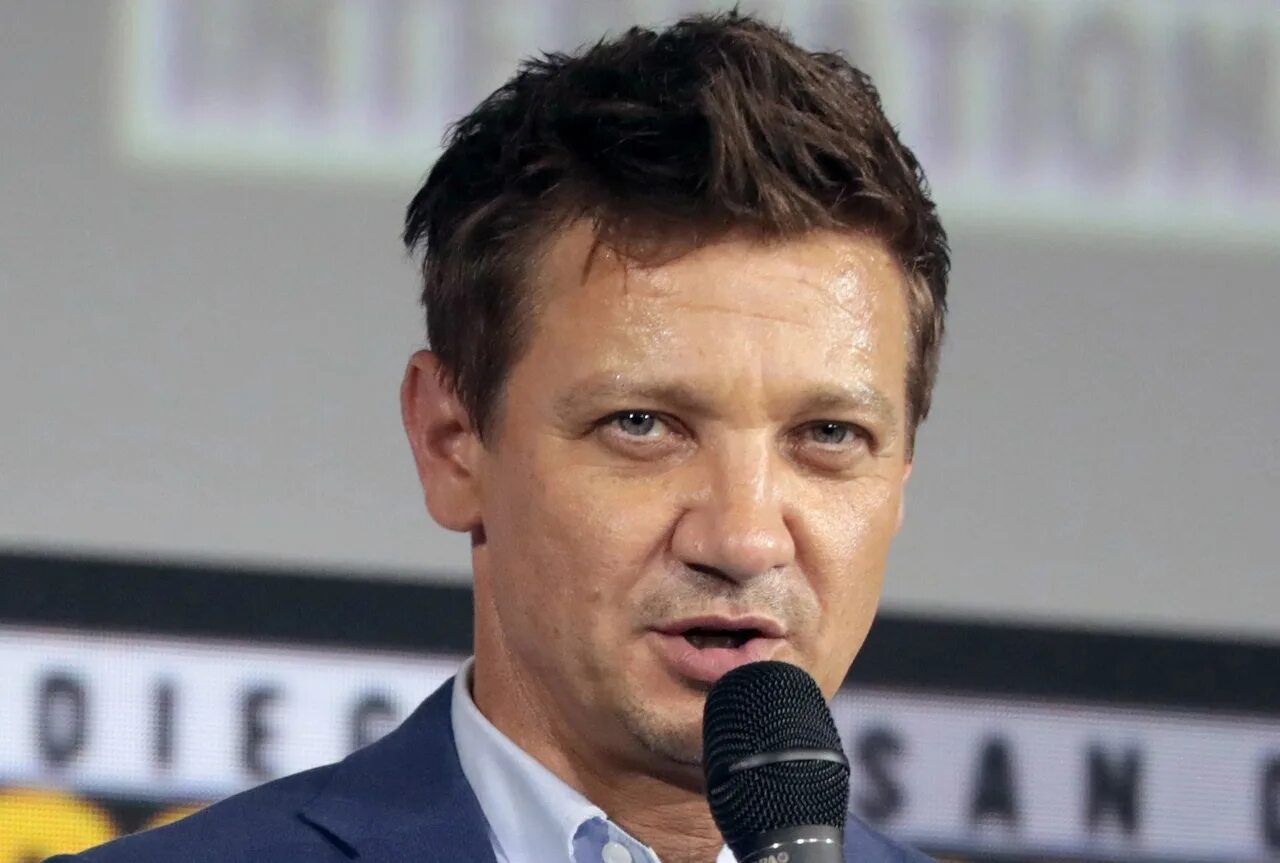 Джереми реннер после аварии. Актер получивший травму. Джереми реннер травмировался. Актер джереми реннер. Ратрак джереми реннер.