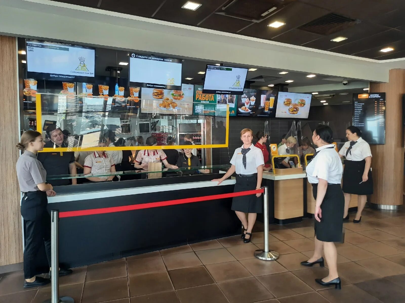 Вкусная точка нижний новгород. Макдональдс персонал. Вкусная точка нижний новгород. Вкусная точка нижний новгород открытие. Площадь революции 5 нижний новгород.