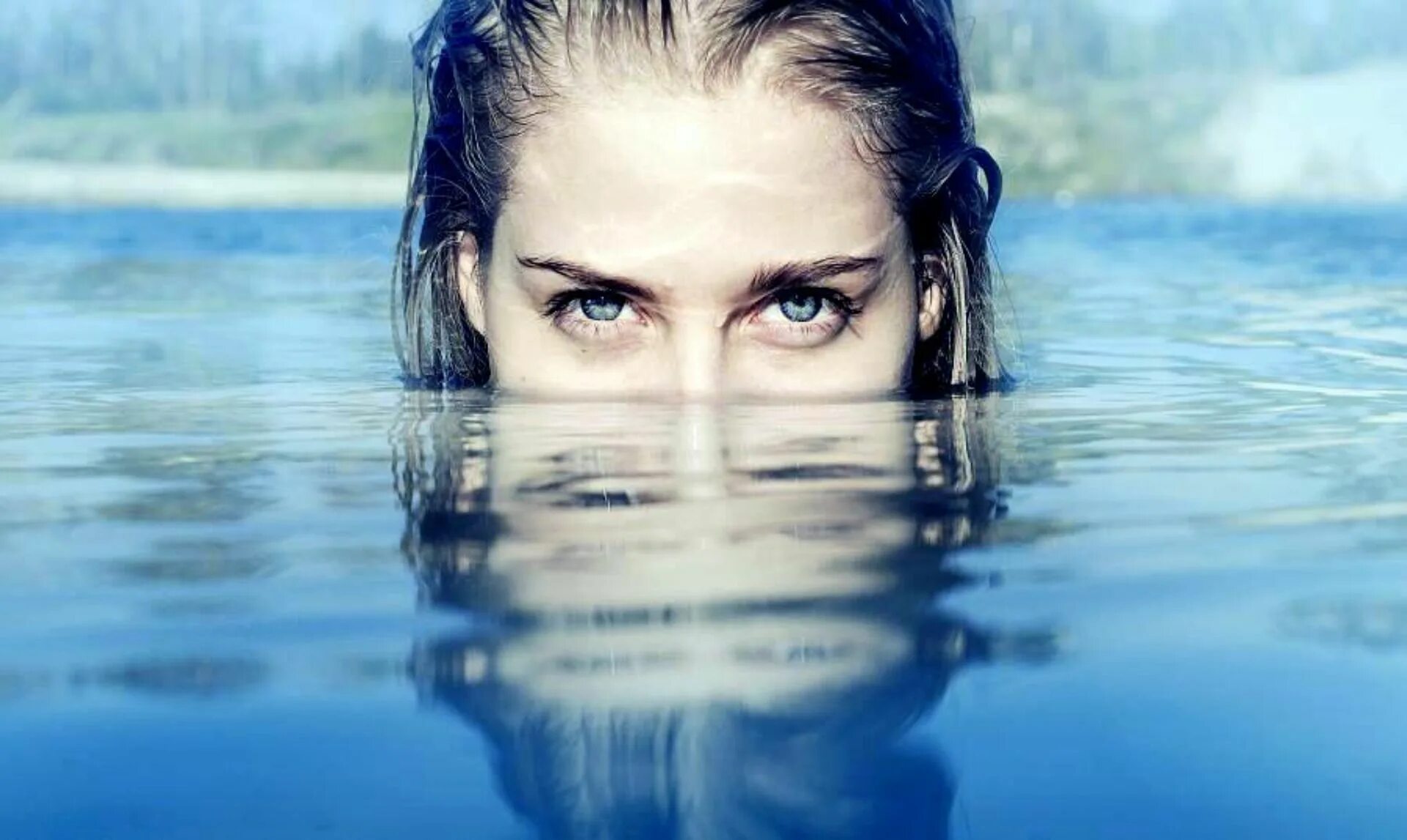 2 лицо плыть. Девушка выглядывает из воды. Лицо девушки в воде. Девушка выныривает из воды. Женщина вода.