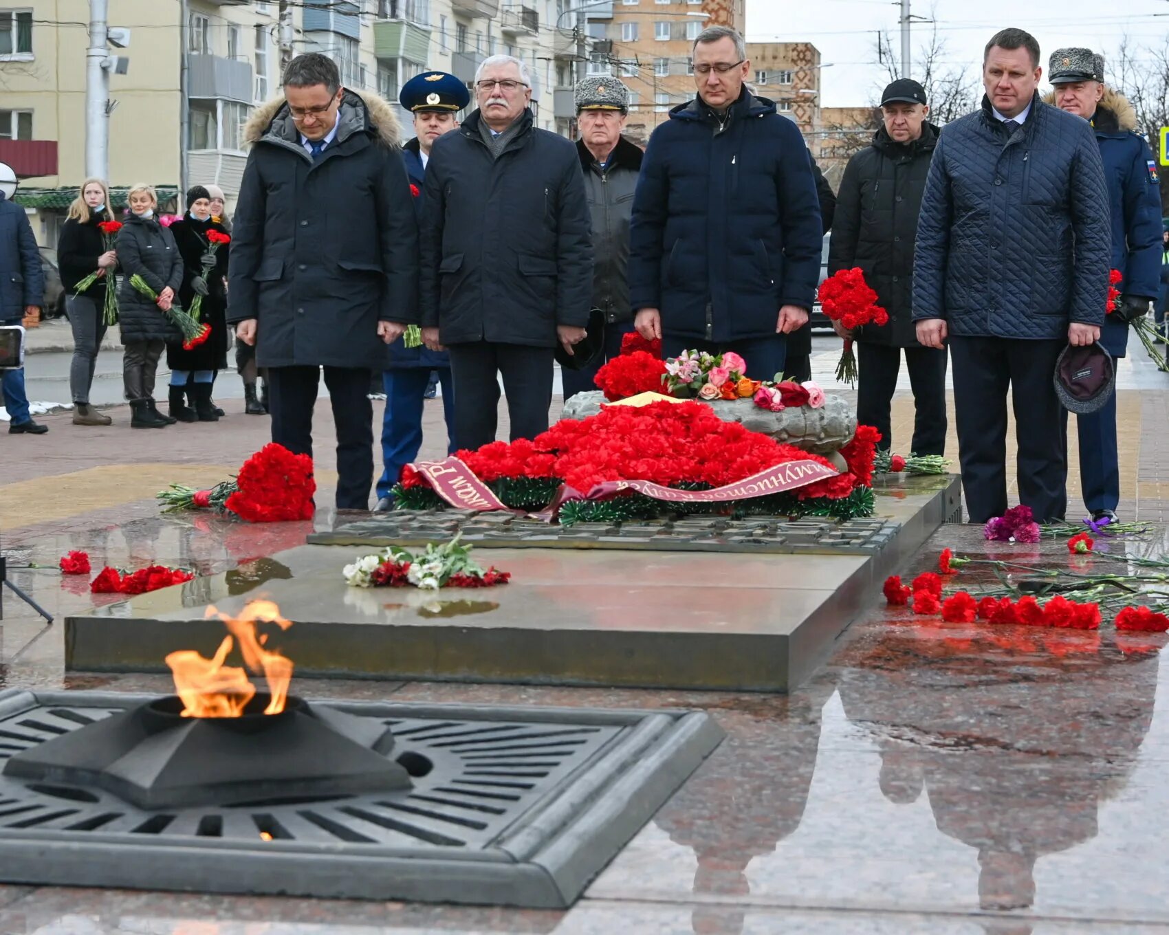 Победа 23 декабря. Площадь Победы Калуга вечный огонь. Неизвестный солдат. Возложение на 23 февраля. Возложение цветов к могиле неизвестного солдата 23 февраля.