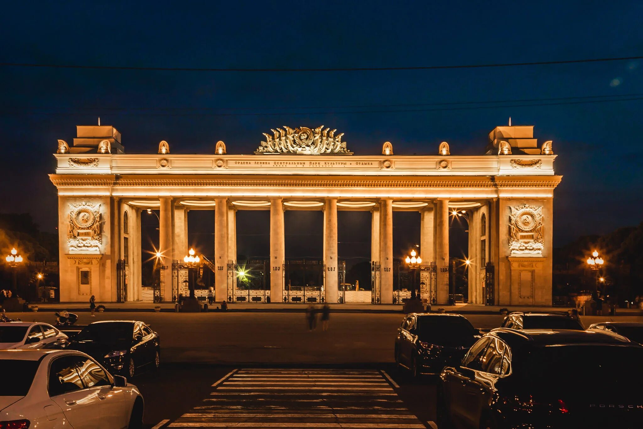 Парк горького 3. Парк имени Горького Москва. Парк культуры Горького Москва. Парк имени Горького Москва ночью. Арка парк Горького Москва.