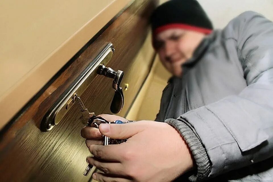 Проверочная закупка наркотических средств. Преступник. Уголовное дело в отношении. Отобрал мобильный телефон. Грабеж.