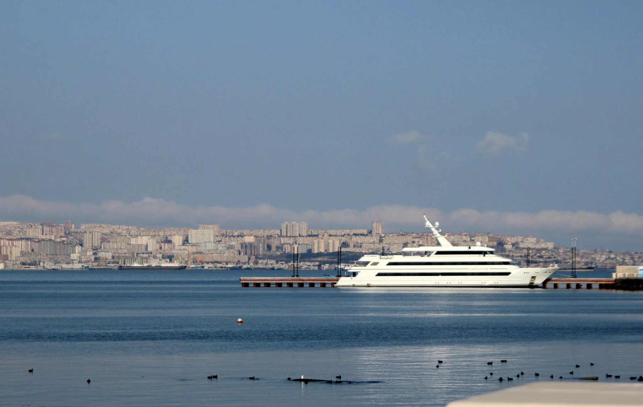 Азербайджан баку море. Каспийское море Баку. Каспий Баку. Море Каспий Баку. Приморский бульвар Каспийское море Баку.