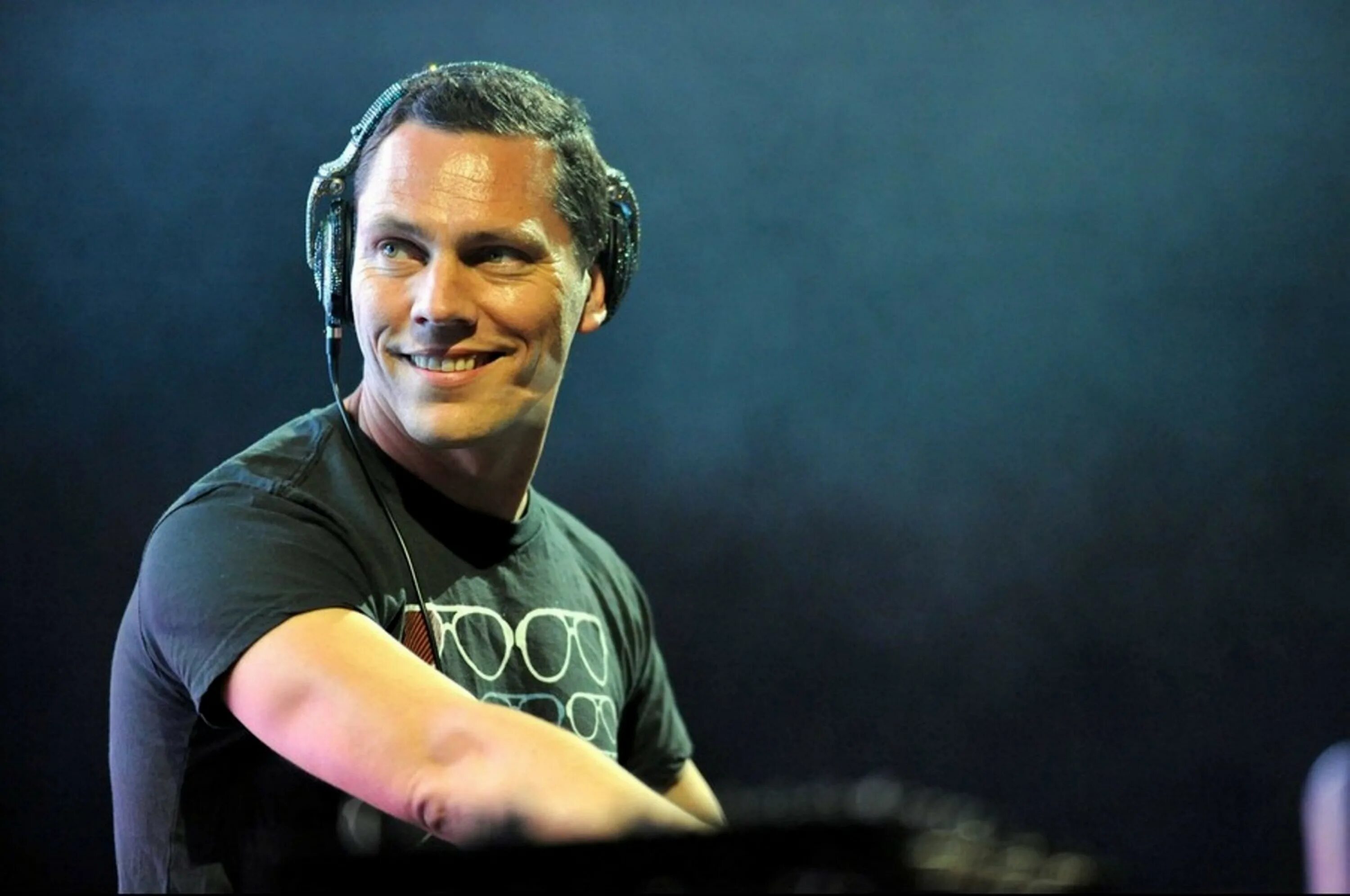 Дж тиеста. Tiesto. DJ Tiesto. Tiesto диджей. DJ Tiesto фото.