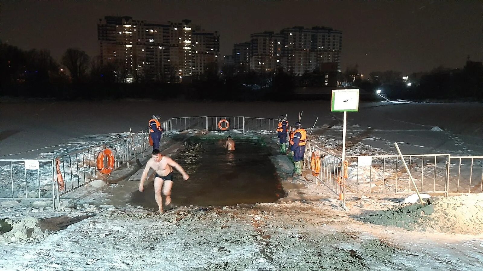 Купание в проруби на крещение 2021. Купель брянск 2021. Купели в брянске. Зимнее купание в десне брянск. 18 января купание.