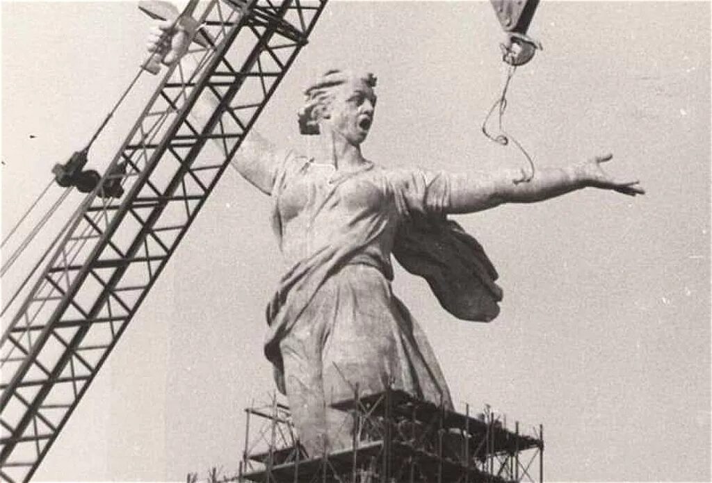 Строится памятник