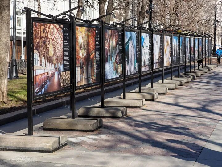 Фотовыставки на бульварах москвы. Выставка на бульварах москвы. Фотовыставка ко дню москвы. Уличные стенды для фотовыставки. Уличная экспозиция.