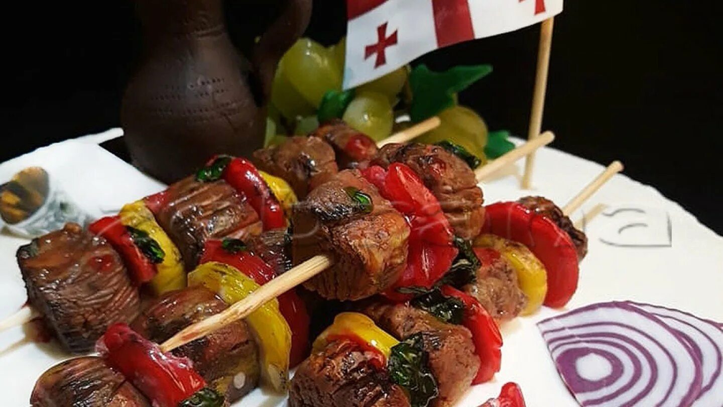 тортик в виде шашлыка. шашлык на день рождения. торт в виде шашлыка. шашлыки. красивый шашлык.