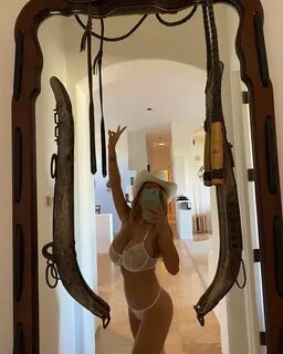 26-летняя модель и звезда Instagram Даниэлли Айала (Danielley Ayala) регуля...