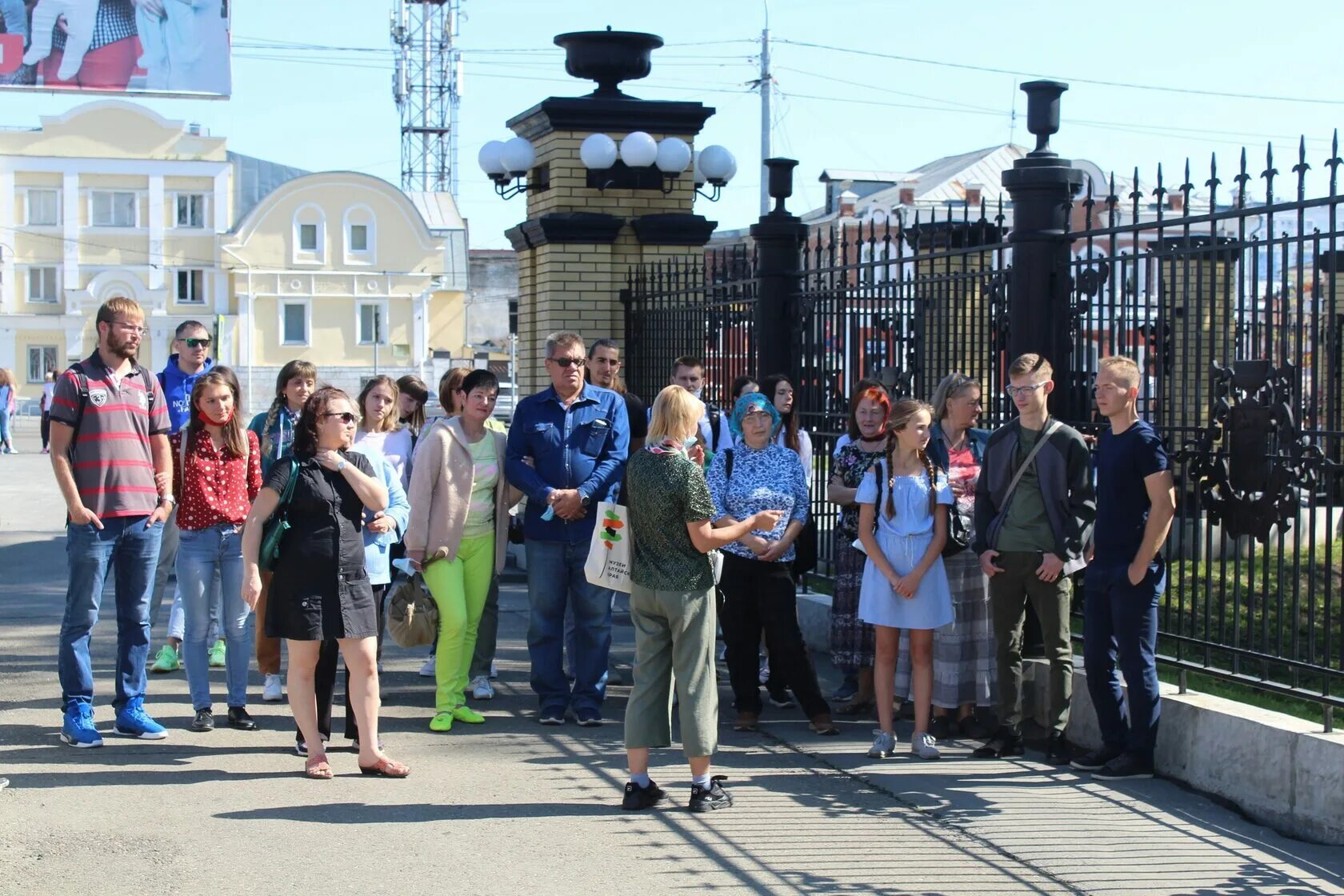 Экскурсовод повел группу в которой оказалась. Ночь музеев Барнаул. Жители города Барнаула. Барнаул экскурсии. Экскурсия пешком.