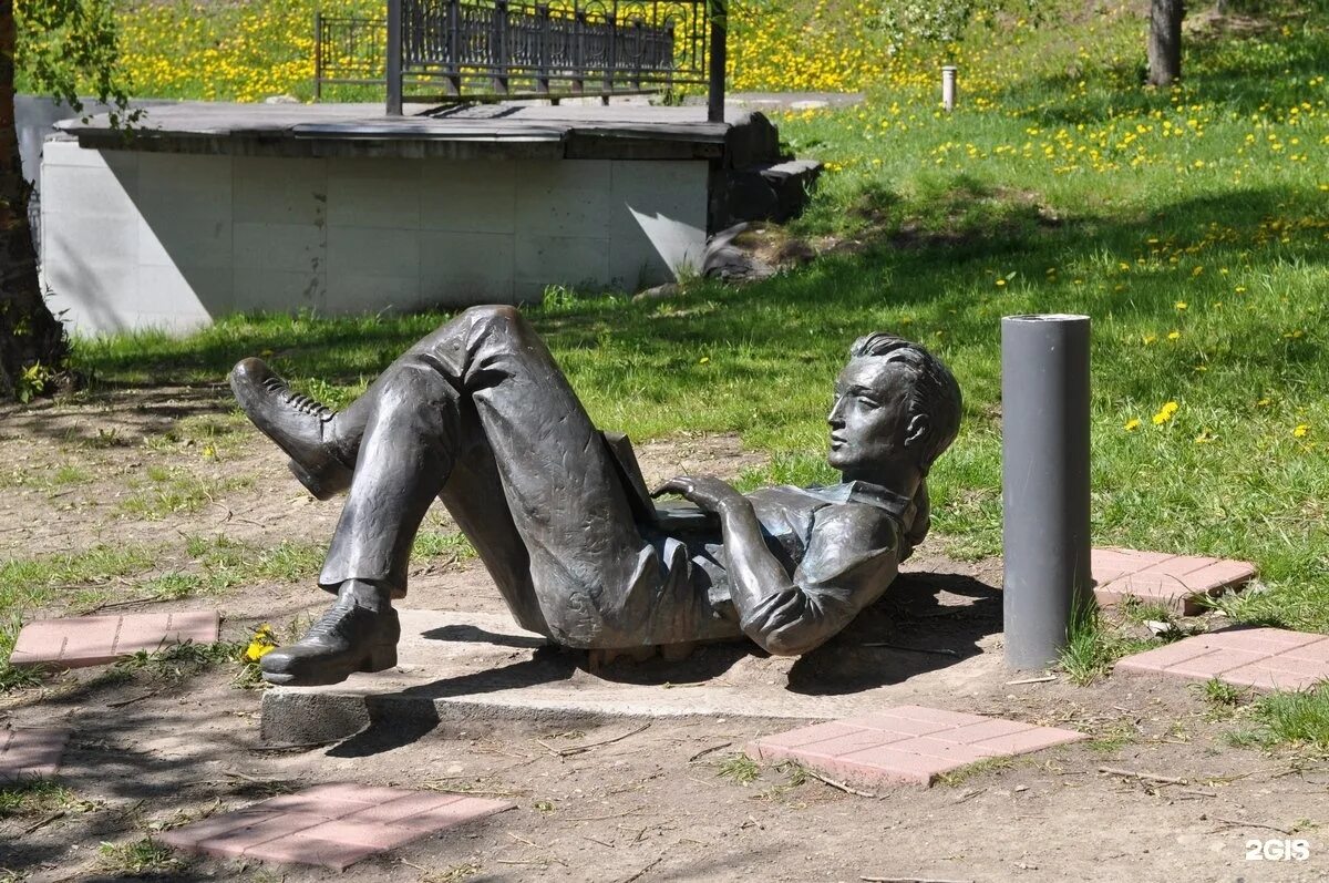Памятники и скульптуры нижнего тагила. Театральный сквер нижний тагил шалопай. Скульптуры нижнего тагила. Статуи в нижнем тагиле. Скульптуры на набережной нижний тагил.