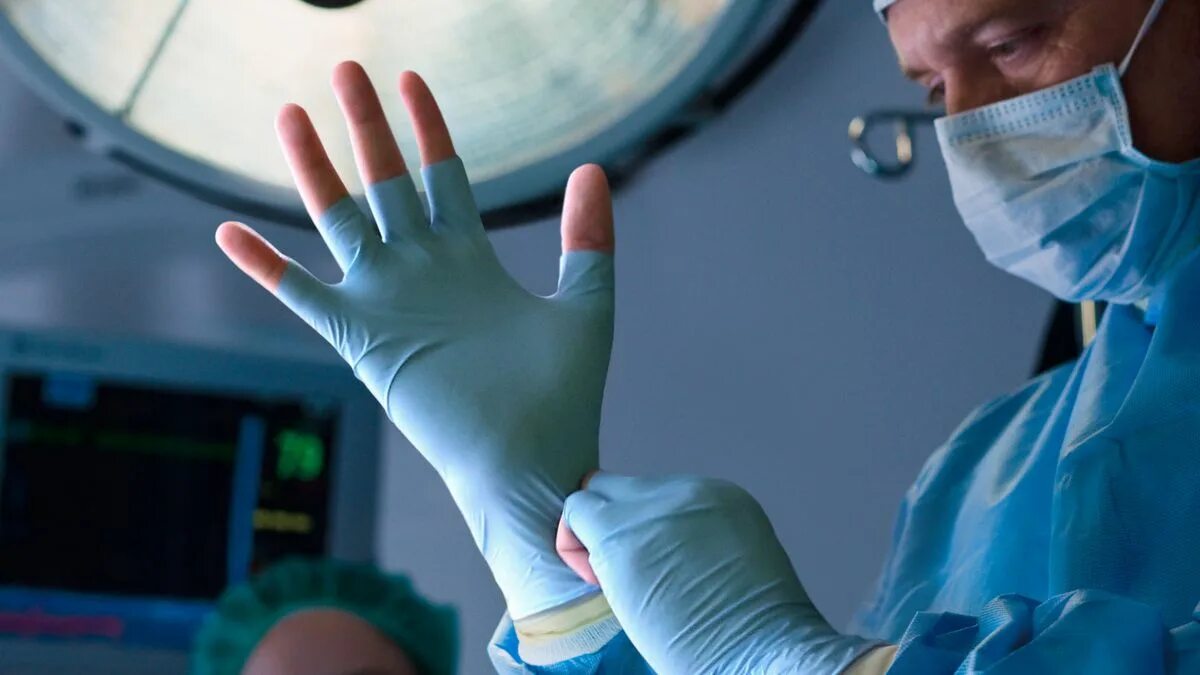 Сова врач хирург. Хирург в перчатках. latex surgeon gloves. руки хирурга пластический врач.