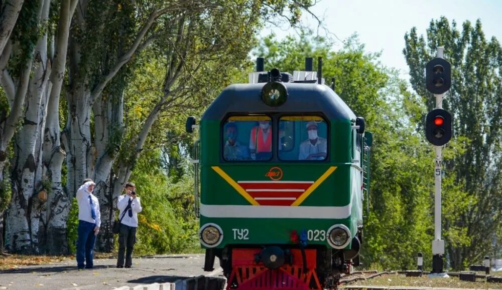 донецкие железные дороги. вл10-1022. поезд на север. вл8 краматорск. восьмиосные вагоны цистерны.