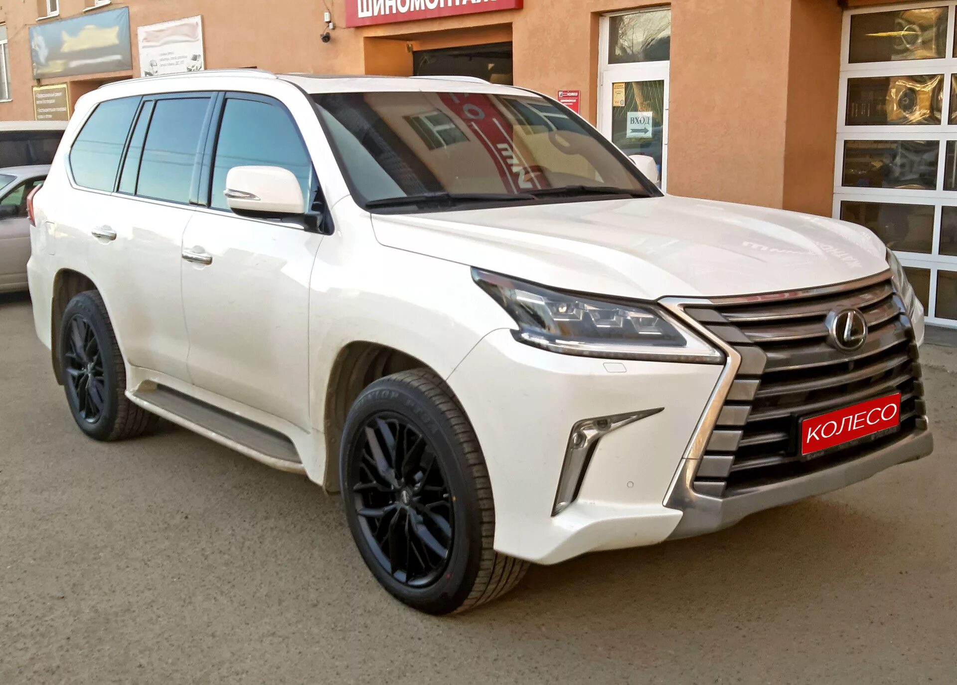 Диски на лексус 570. Lexus LX 570 белый. Lexus lx570 r21. 570 Лексус белый r20. R21 Lexus LX.