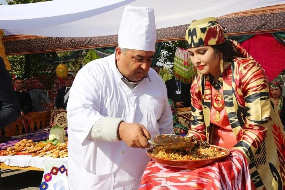 Традиции таджикской кухни. Национальный плов Узбекистана. Национальный плов Таджикистана. Плов для Навруза в Таджикистане. Узбекистан плов Самарканд.