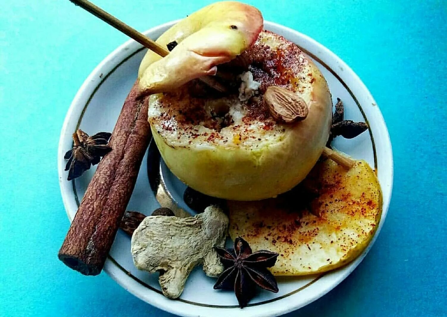 Десерт с корицей. Яблоко с корицей. Яблоки с корицей в духовке. Яблоки с медом и корицей.