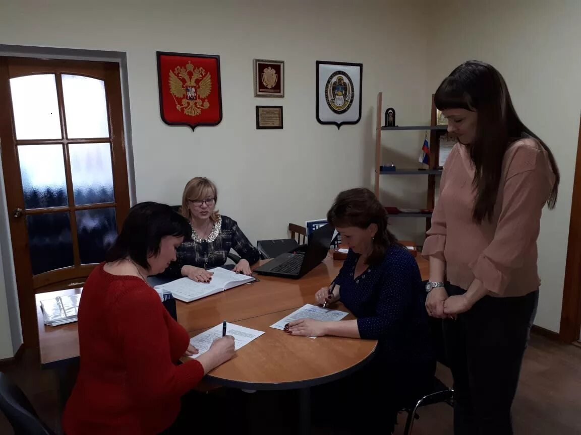 консультация юриста студентам. юридическая помощь палата. бесплатный юрист от правительства. юридическая помощь палата. адвокатская палата кострома адвокат алексей.