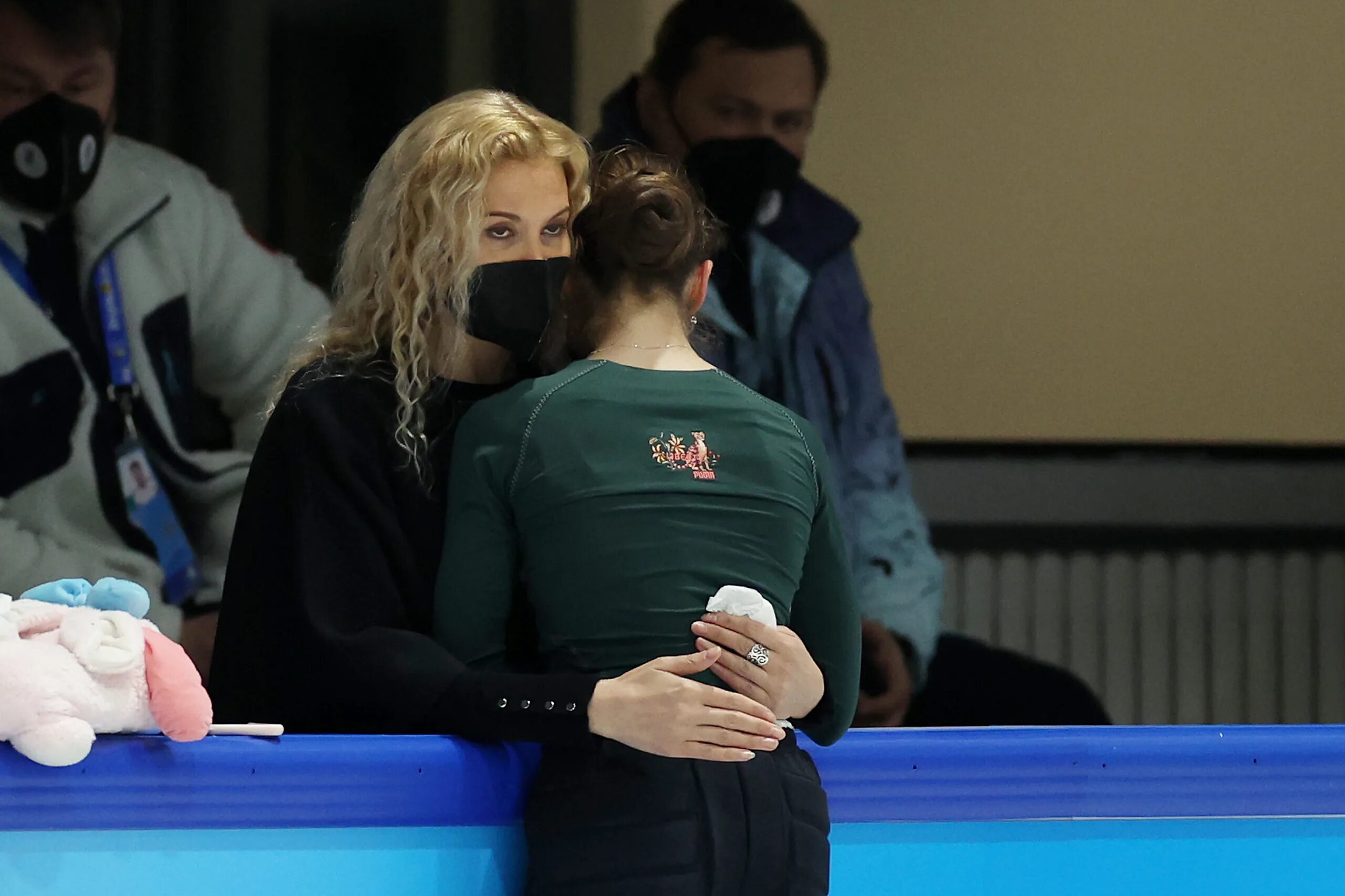 В допинговом скандале появился след. В допинговом скандале появился след. Допинговый скандал в вфла. Камила валиева олимпиада допинг. Этери тутберидзе и валиева.