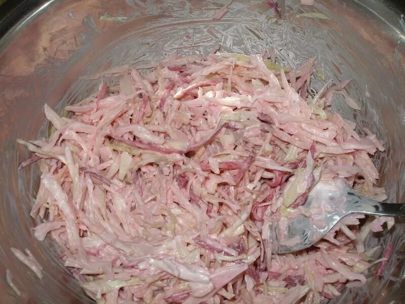 Салат розовый фламинго. Салат фламинго с курицей. салат розовый с говядиной. салат розовый фламинго с креветками.