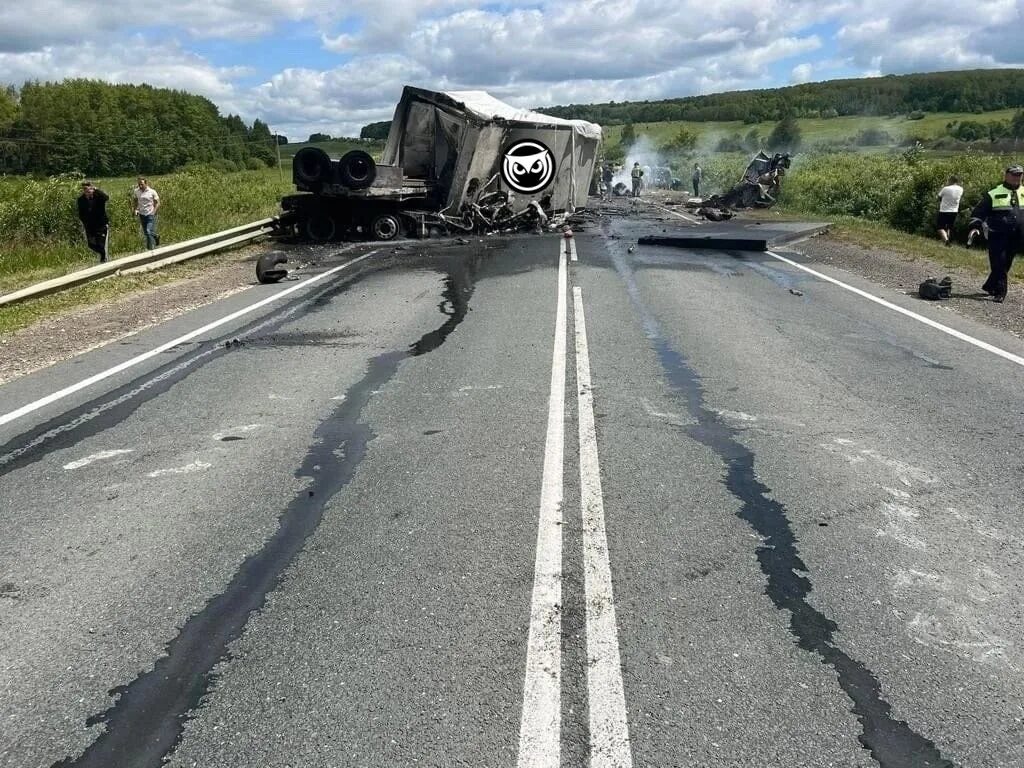 Новороссийск аварии камаз. Фура на трассе. Дтп в дубовом умете самарской области. Авария на трассе м4 дон в ростовской области 12. Дтп в дубовом умете самарской области.