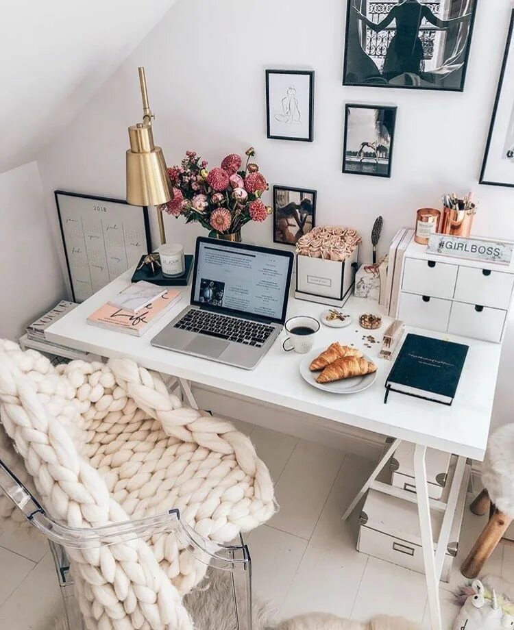 Creating bespoke home office designs makes the most of all of the space, with cl