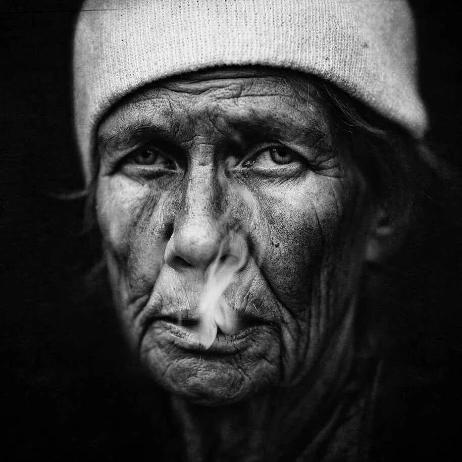 Старый белый мужчина. Lee Jeffries бездомные. Ли Джеффрис портреты бездомных. Ли Джеффрис фотограф. Портрет чб.