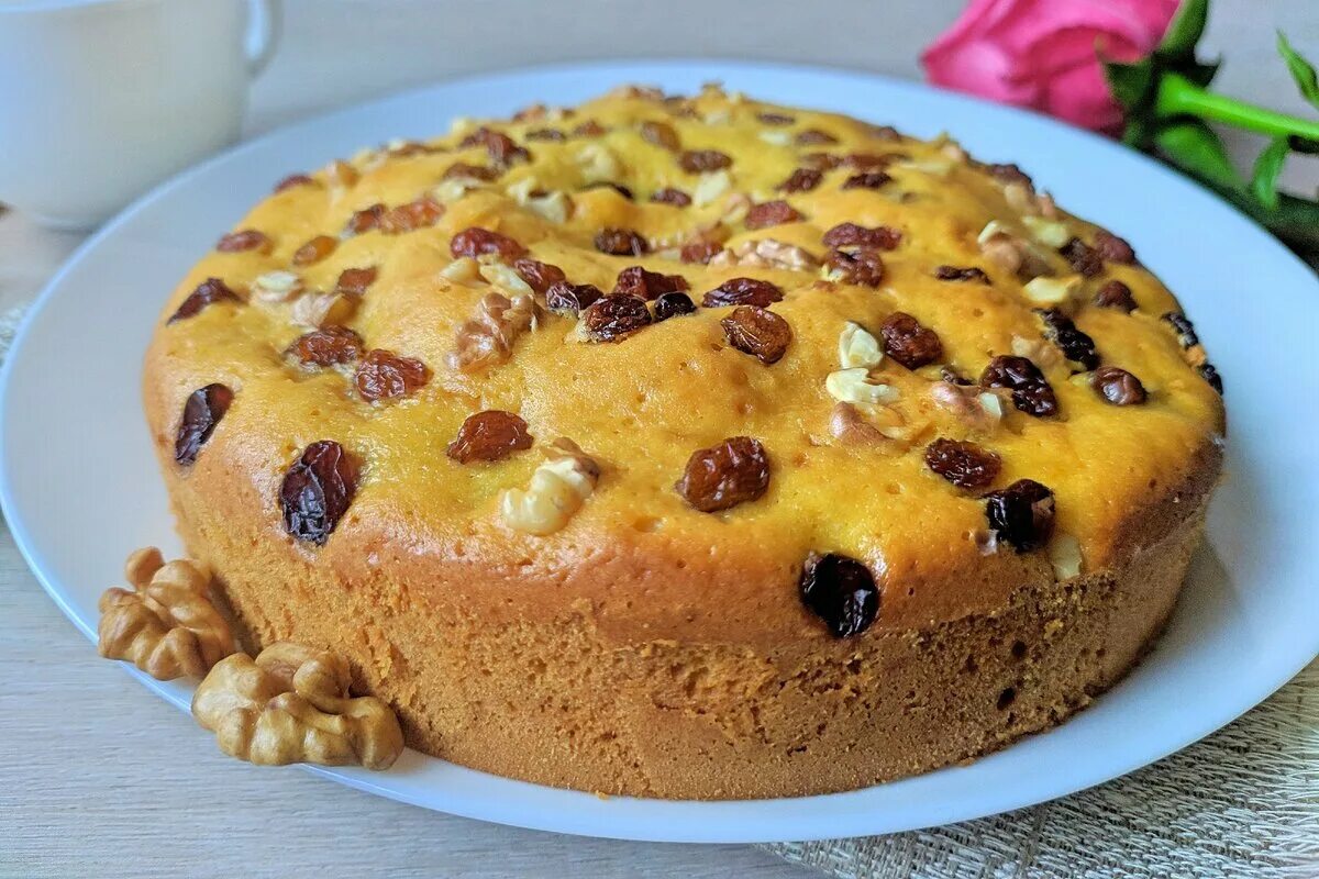 Кекс с орехами в духовке. Пирог с изюмом. Пирог с орехами. Пирог с изюмом и орехами. Пирог с грецкими орехами.