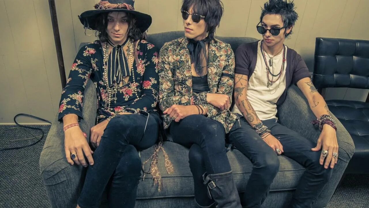 Show yet. Группа Palaye Royale. Palaye Royale Ремингтон. Дженни ви Palaye Royale. Palaye Royale 2022.