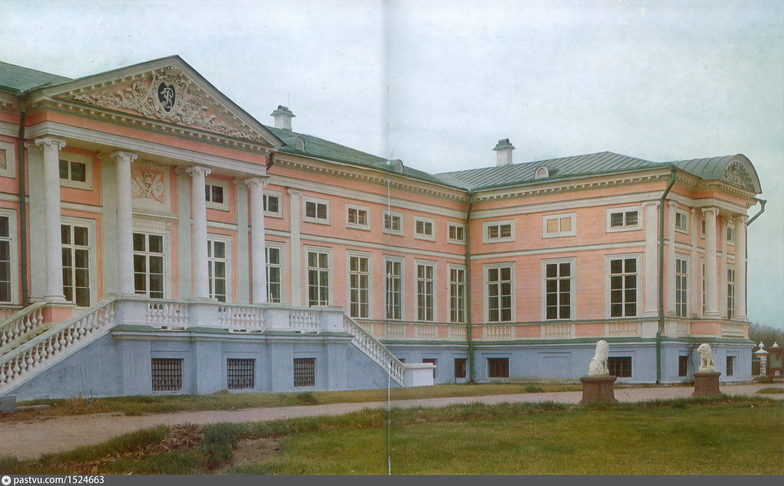 Северный дворец. Екатерининский дворец на яузе. Екатерининский дворец фасад. Китайский дворец антонио ринальди. Екатерининский дворец пушкин флаг.