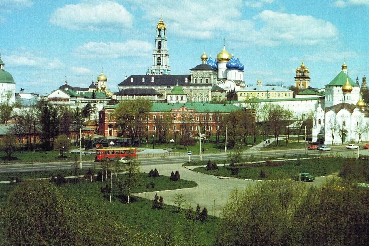 Сергиев посад в каком веке. Загорск Троице-Сергиева Лавра. Загорск Сергиев Посад. Сергиева Лавра Загорск. Загорск Троицко Сергиевская Лавра.