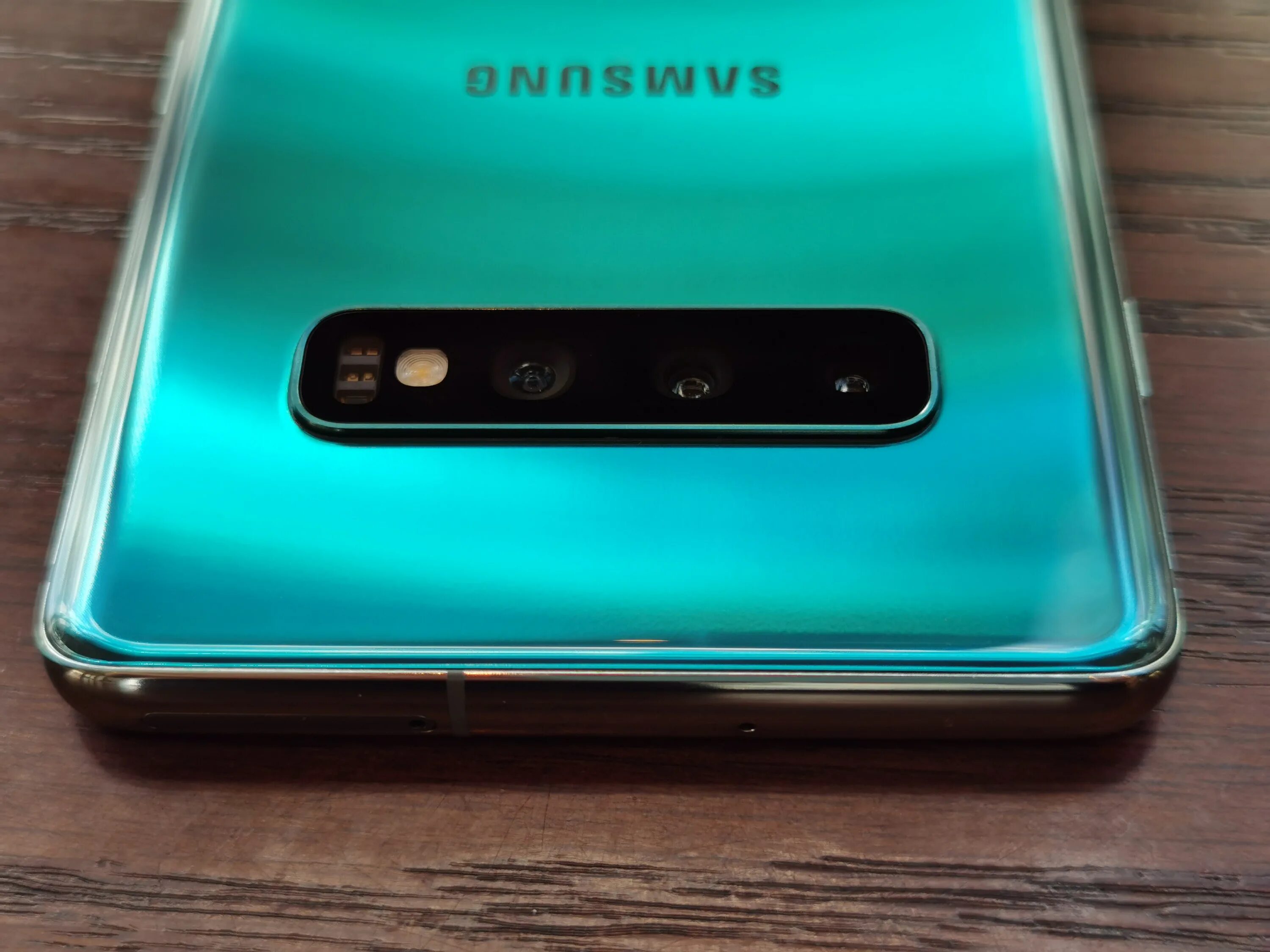 Самсунг 10 видео. Samsung Galaxy s10 Plus. Samsung Galaxy s10 / s10 +. Samsung Galaxy s10 зеленый. Samsung Galaxy s10 Plus Green.