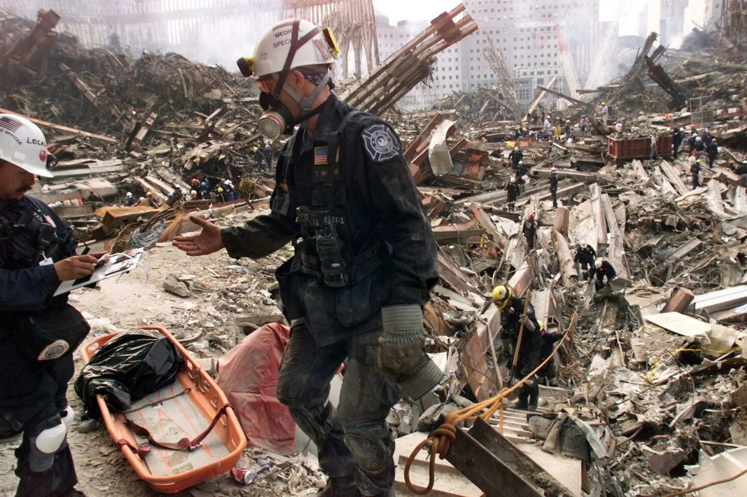 11 сентября сколько погибших 2001 башни. 11 Сентября 2001 башни Пентагон. Башни Близнецы 11 сентября жертвы. Спасатели 11 сентября 2001.
