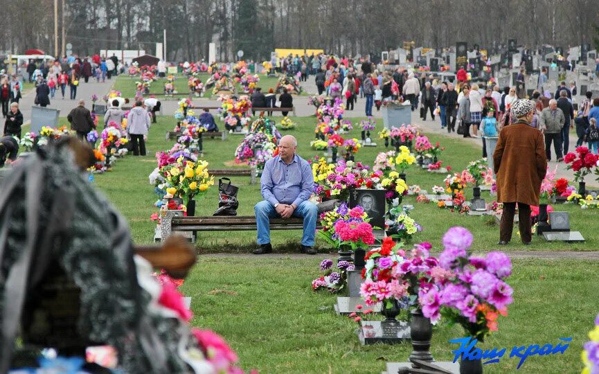 Какого числа радоница и пасха в 2024. Радуница. Радуница Беларусь праздник. Радуница на кладбище. Радуница фото.