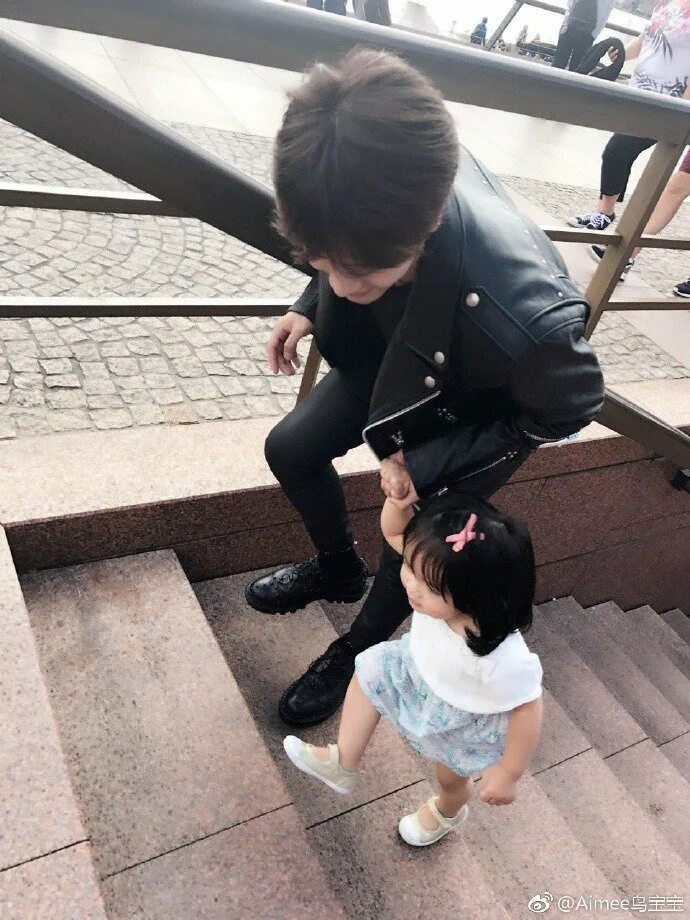 Папа дочку корейский. Чимин с детьми. Корейские дети похожие на Чимина. Корейские парни с детьми на руках. Отец и дочь корейцы.