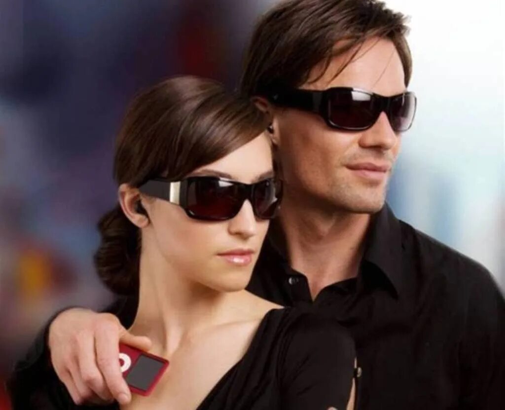 Очки реальной жизни. Солнцезащитные очки мужские и женские. Парень в солнечных очках. Мужчина в солнечных очках. Реклама мужских солнцезащитных очков.