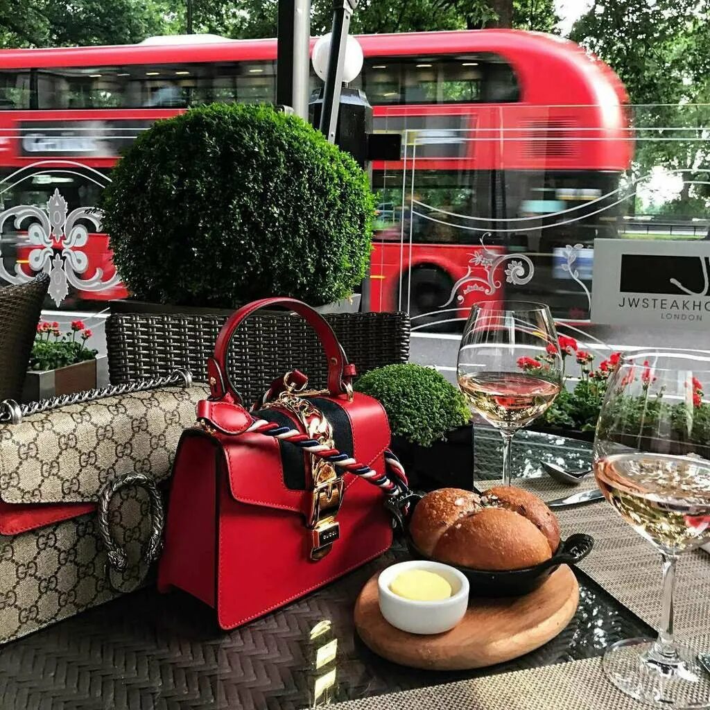 Люксери лайф. Люксовые вещи. Мерседес луи виттон. Роскошь и богатство украшения. Правильное питание и спорт.