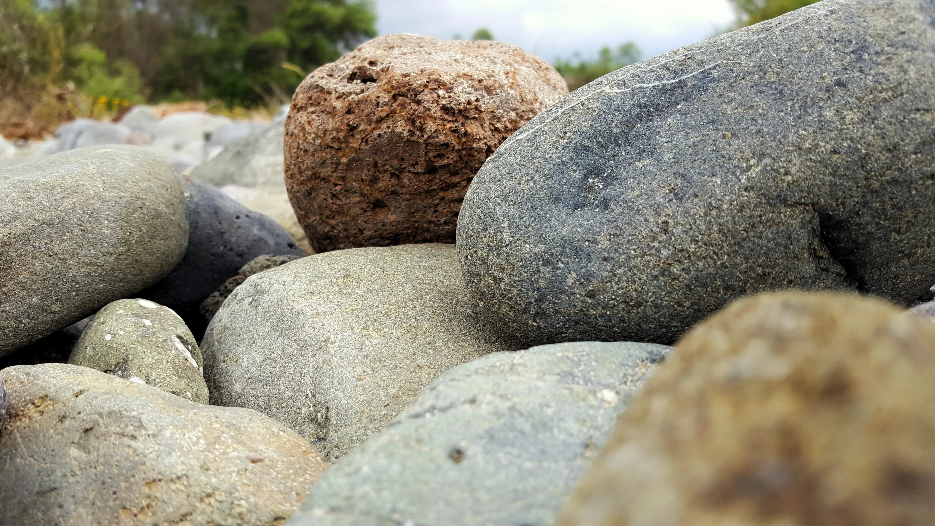 Stone huge. Большие камни. Большие валуны. Камни в траве. Валуны в природе.