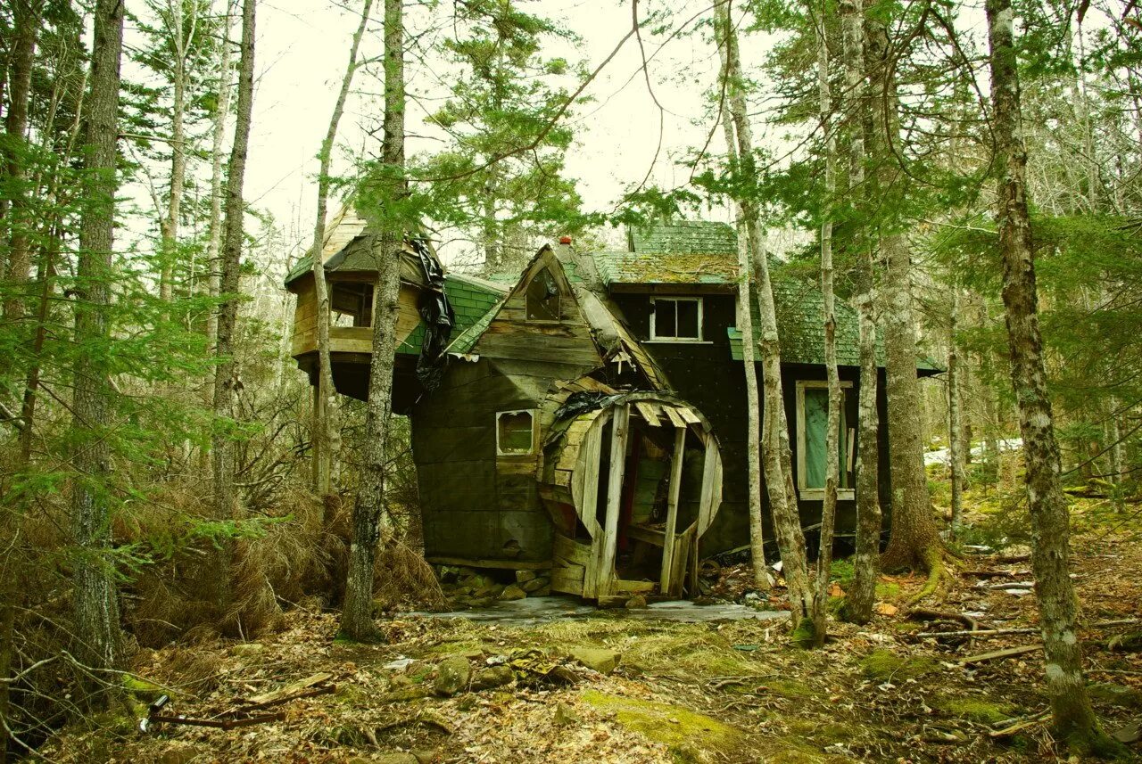 Заброшенный сарай. Заброшенный деревянный дом. Дом сарай изба хижина. Бедная лачуга. Хибара халупа.