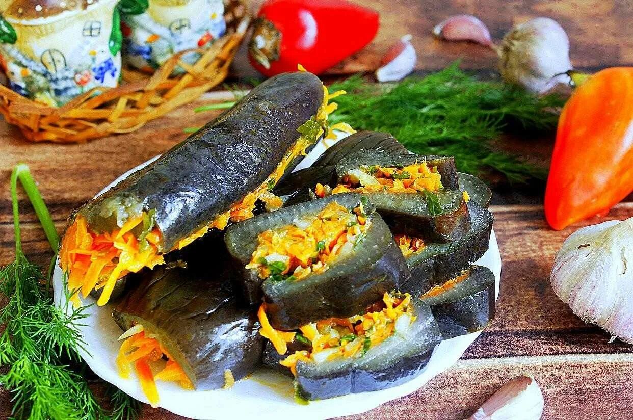 Фаршированные баклажаны морковью и чесноком зеленью. Баклажаны, фаршированные морковью, квашенные. эгине фаршированные баклажаны. квашеные баклажаны фаршированные. квашеные баклажаны фарширо.