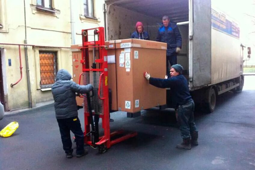 Профессиональные грузчики. Погрузка и разгрузка грузов. Ручная погрузка и разгрузка грузов. Ручные погрузочно разгрузочные работы. Погрузочно-разгрузочные работы.