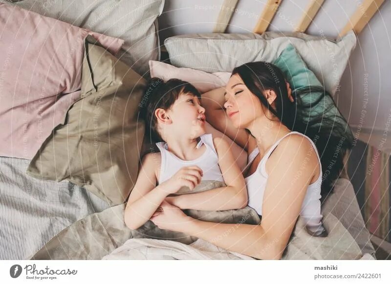 Real mom sleeps. Кровать для сына. Мать и сын в одной постели. Мамочки и Сыночки в постели. Фотосессия мама с сыном в постели.