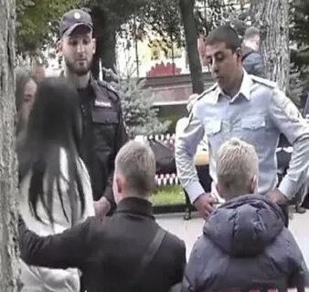 Полиция обыскала на улице